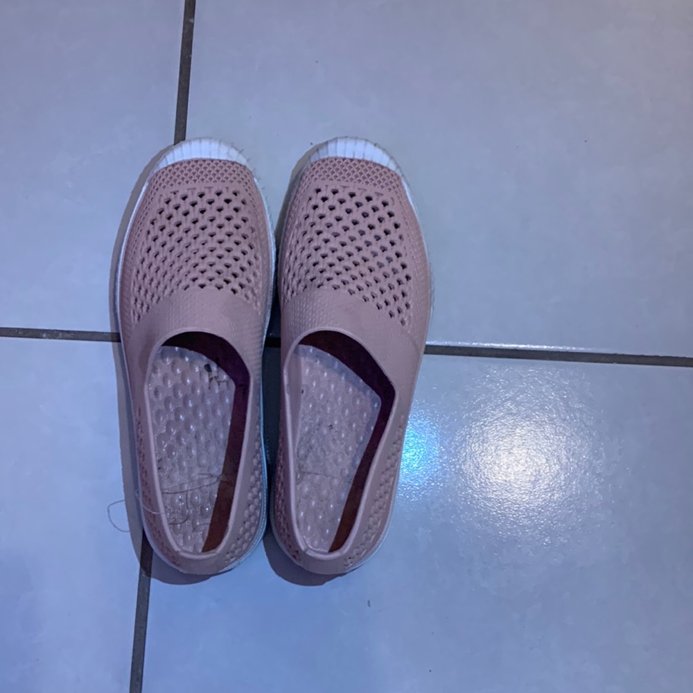 Women’s pink rubber shoes